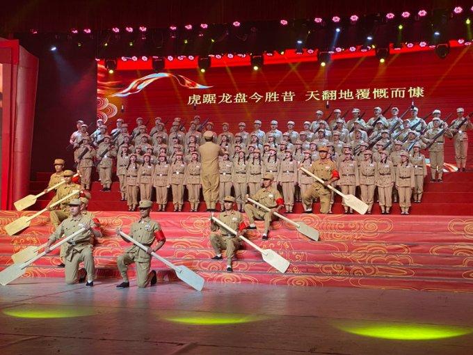 天津小伙猜歌名没头绪，队友急疯了，在后台疯狂呐喊